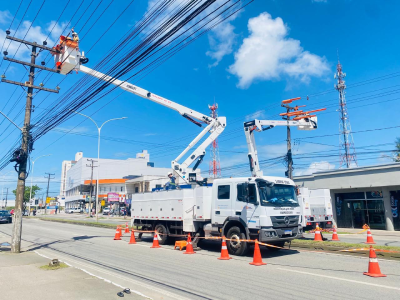 Celesc faz mutirão para deixar a rede elétrica mais confiável e evitar quedas de energia em Itajaí e região