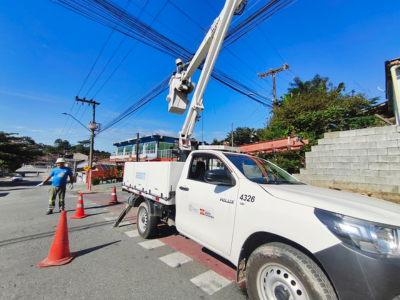 Limpeza de postes avança em Joinville e cidade supera 20 toneladas de cabos retirados desde 2023
