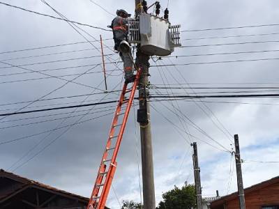 Ciclone: Sábado inicia com 97% do sistema elétrico restabelecido em SC